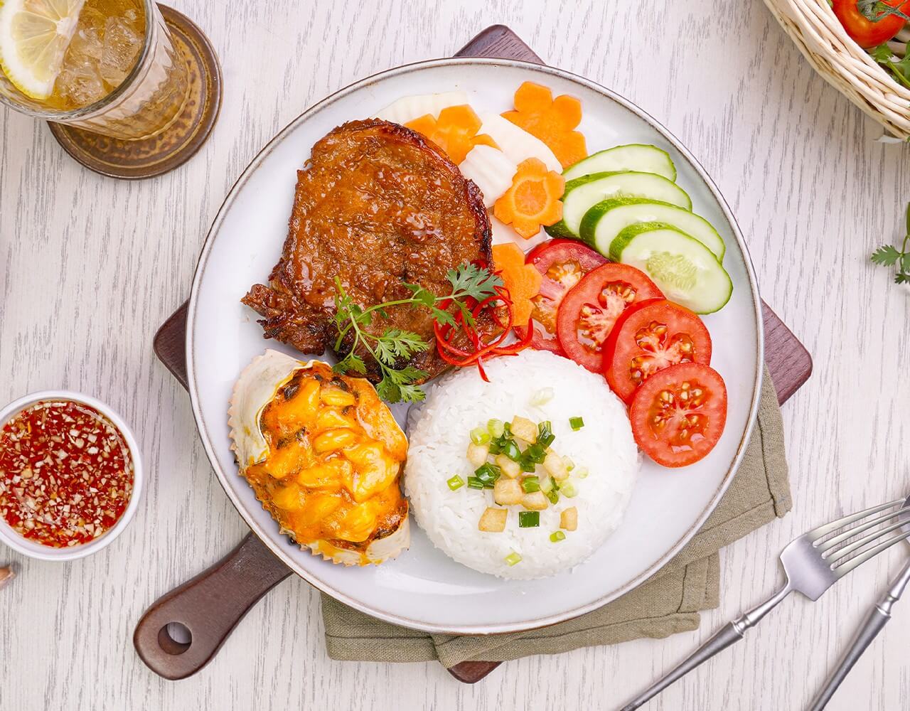 Nếu bổ sung đầy đủ các nguyên liệu thì 1 đĩa cơm tấm chứa lượng calo là 767 kcal